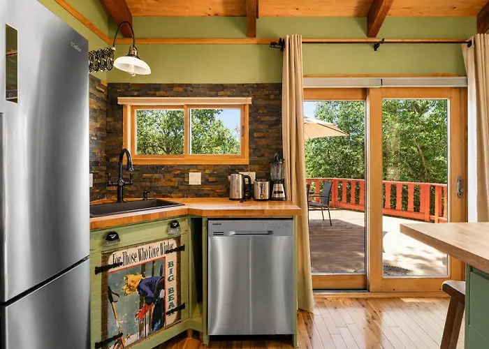 Pinecone Ridge - Walk To Bear Mountain, Private Hot Tub, Foosball Big Bear Lake